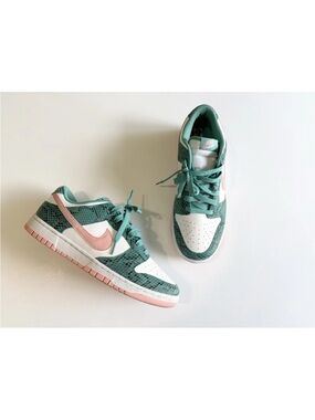 Nike Green, White & Pink Low-Top Athletic Sneakers Dunks 10 Men’s